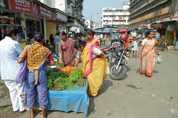 Crowdy, colorful street in Mumbai — Stock Photo, Image