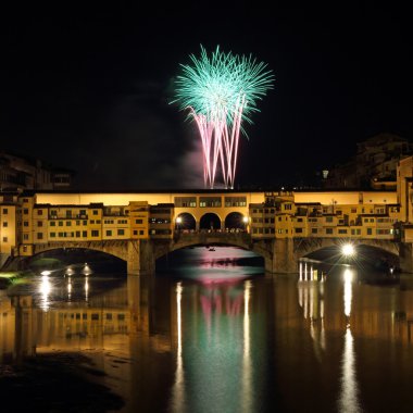 arno Nehri üzerinde havai fişek