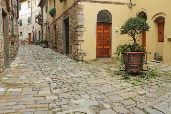 Narrow italian street and small patio — Stock Photo, Image