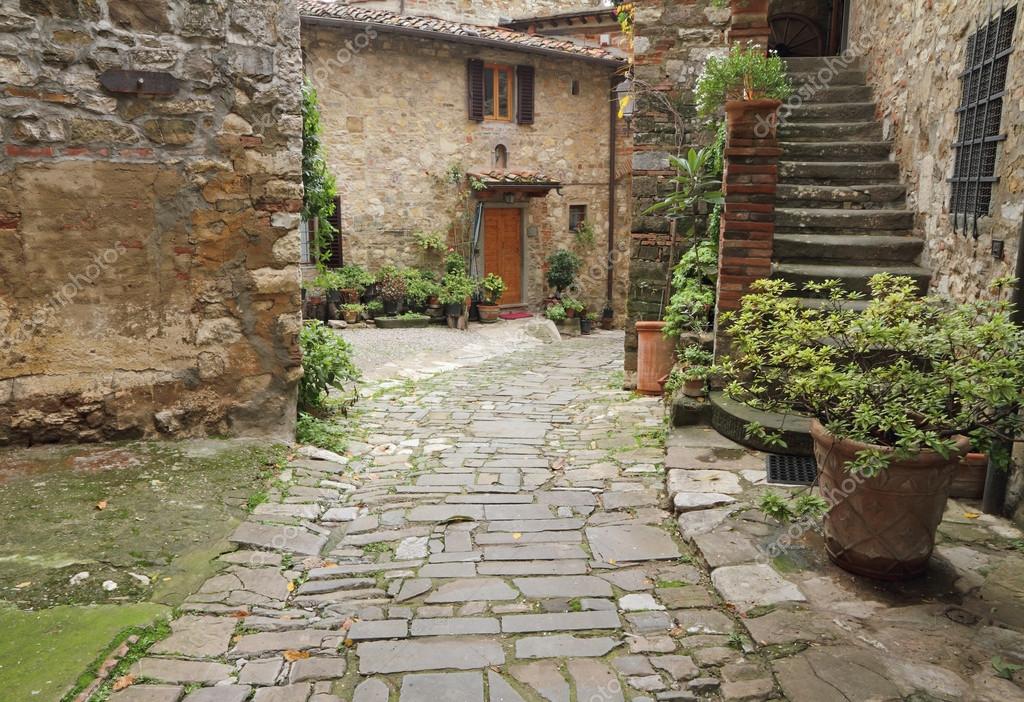 Images: tuscan courtyard | Beautiful tuscan courtyard — Stock Photo