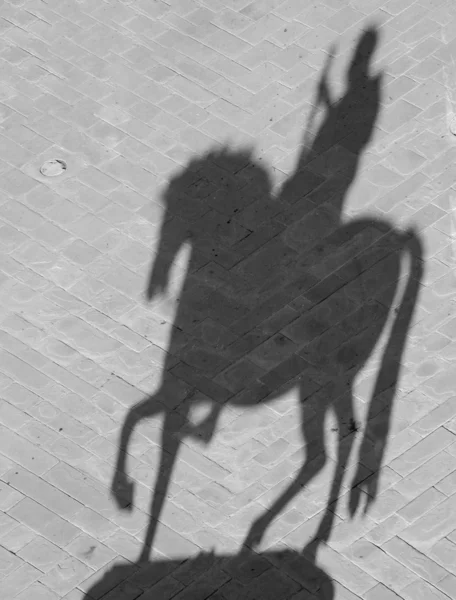 Silhouette des Reiterstandbildes — Stockfoto