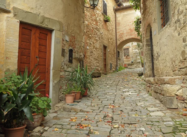 美しいイタリアの小さい通り — ストック写真