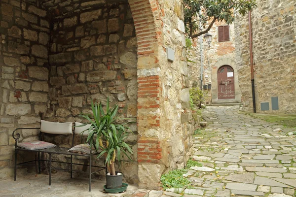 Mobili da giardino sulla terrazza toscana — Foto Stock