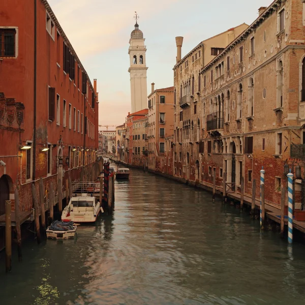 Bildmässigt venetiansk kanal i skymningen — Stockfoto