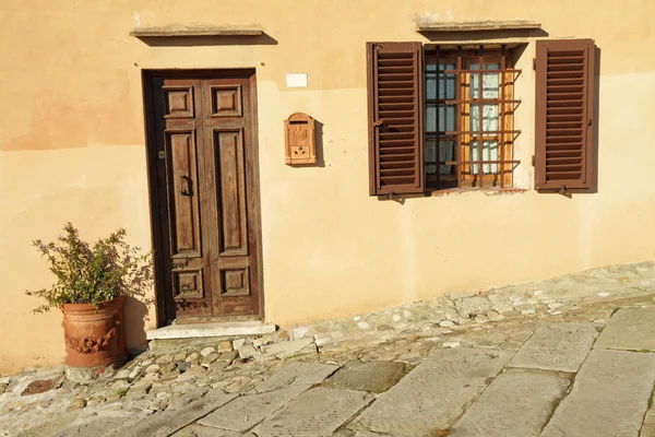 Front door to the tuscan house — Stock Photo, Image