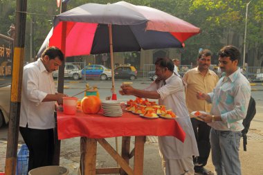 Mumbai, Hindistan-nov.26:vendor satıyor bir meyve salatası Kasım tarihinde