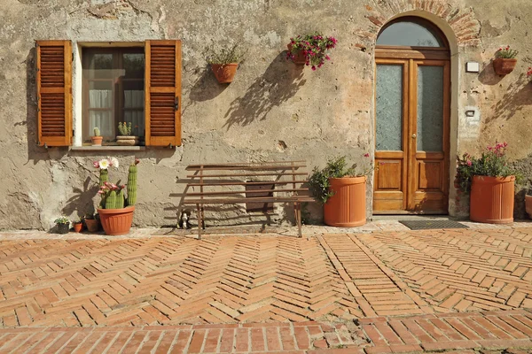 Красивый вход в тусканский дом, Сована, Тоскана, Италия, Европа — стоковое фото