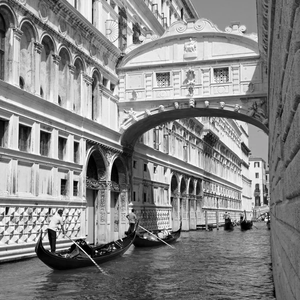 Gondolas passing over Bridge of Sighs - Ponte dei Sospiri. Venic — Stock Photo, Image
