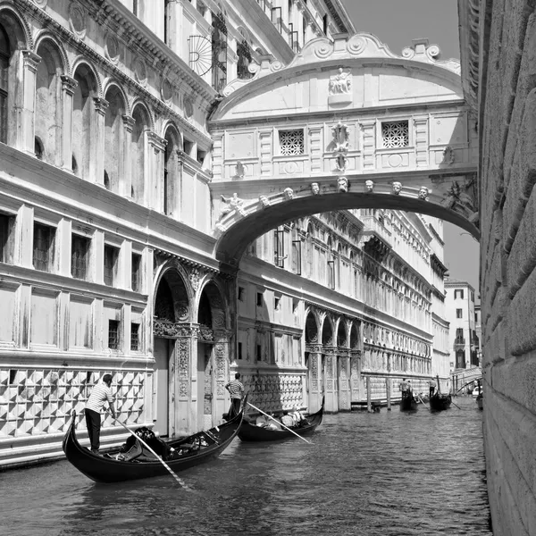 Gondolas pasando por el Puente de los Suspiros - Ponte dei Sospiri. Venic. — Foto de Stock