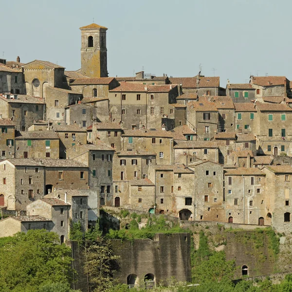 Picturesque old tuscan village Sorano, Италия, Европа — стоковое фото