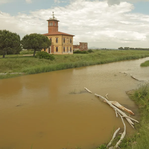 Monding van de rivier Ombrone (Bocca d'Ombrone) in het natuurpark — Stockfoto