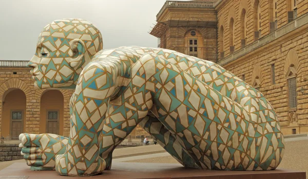 Florenz - 6. juli: skulptur co-stell-azione des italienischen künstlers r — Stockfoto