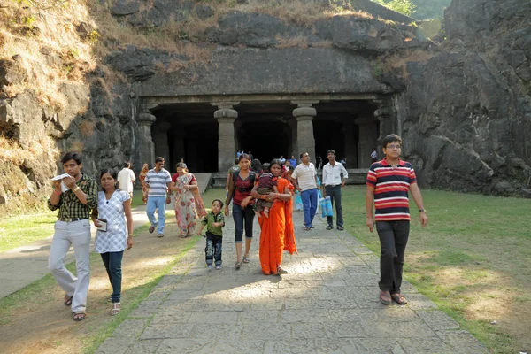MUMBAI, INDIA - 28 NOV: Los turistas visitan las cuevas de Elefanta en Novemb — Foto de Stock