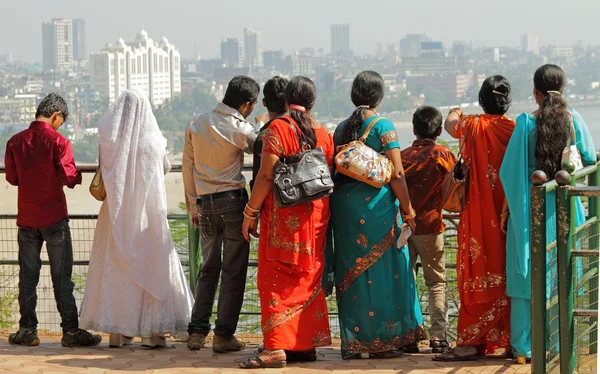 Indiana admirando vista panorâmica da cidade de Mumbai de Hangin — Fotografia de Stock