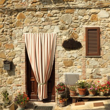 tuscan evi ile çizgili açık kapı perde İtalya,