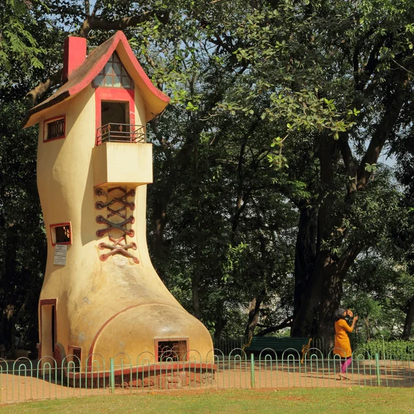 La maison de chaussures géante pour les enfants dans les jardins suspendus et l'adj — Photo