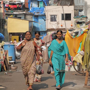 Mumbai, Hindistan - 27 Kasım: kadınlar üzerinde Kasım gecekondu bölgesinde. 27,2010