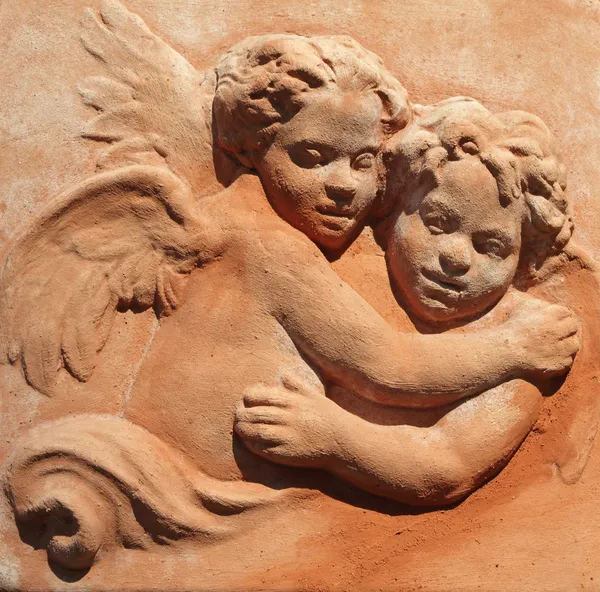 Hugging two angels - decoration in tuscan terracotta — Stock Photo, Image