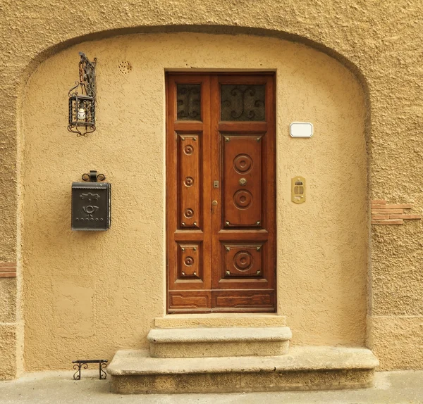 Elegant doorway to the tuscan house with many vintage elements, — Stock Photo, Image