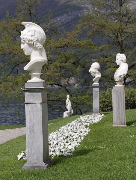 Estátuas de mármore clássico no jardim italiano de Villa Melzi em Bell — Fotografia de Stock