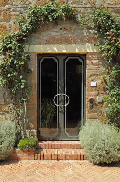 Porta trasparente in vetro della casa toscana in borgo Sovana, Ital — Foto Stock