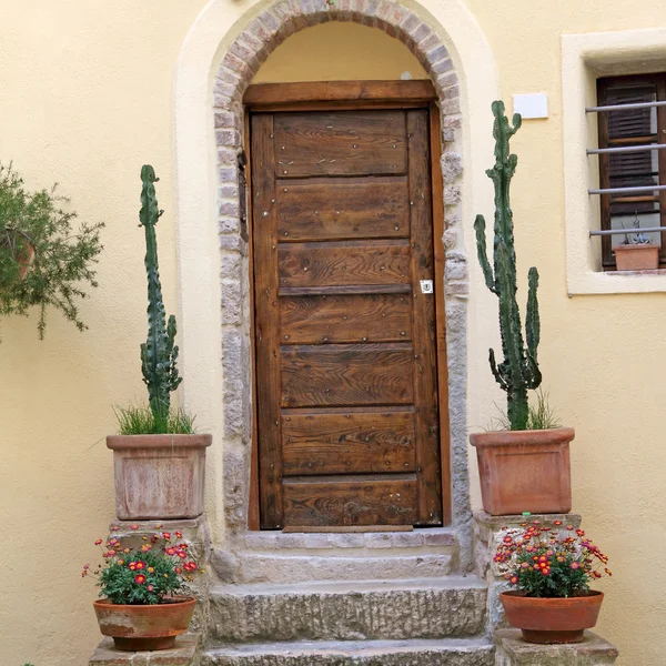 Voordeur met cactussen, Toscane, Italië, Europa — Stockfoto