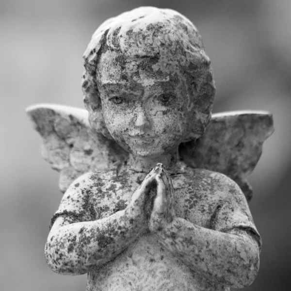 Estatua angelical antigua, Italia — Foto de Stock