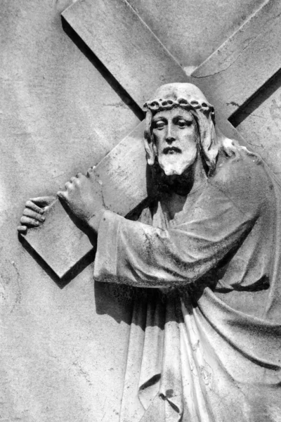 Христос, несущей крест - деталь античного рельефа, Италия, евро — стоковое фото