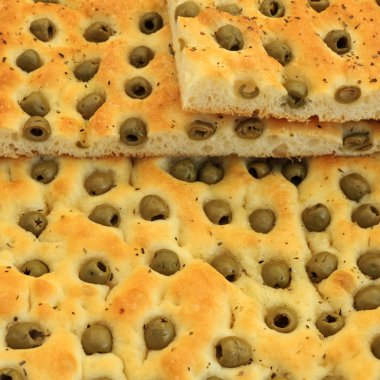 Elmalı yeşil zeytin ile focaccia düz fırın Italia pişmiş olduğunu.