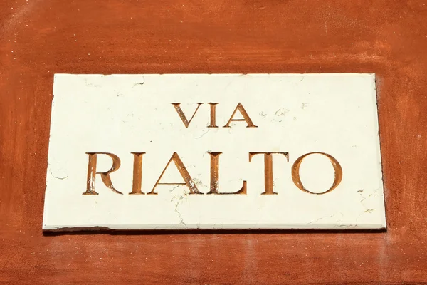 Signo de calle de mármol: Via Rialto (nombre Rialto de veneciano famoso —  Fotos de Stock