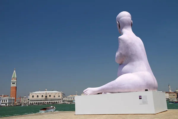 Venedig - 19. Juni: die Statue mit dem Titel Atem des britischen Künstlers — Stockfoto