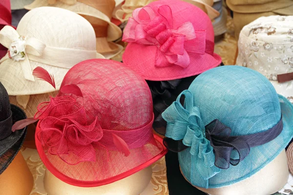 Eleganta färgstarka kvinnor halm hattar samling, Florens, Italien, eu — Stockfoto
