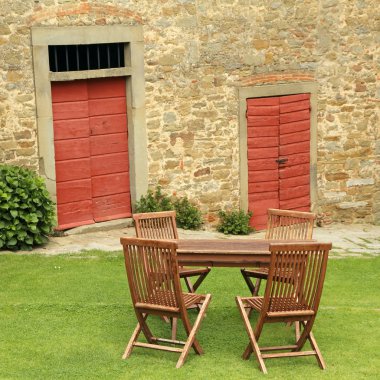tuscan avlu, İtalya, Avrupa çim üzerinde ahşap bahçe mobilyaları