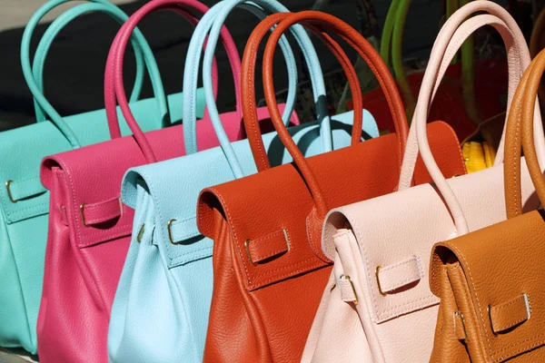 Färgglada läder handväskor samling på florentinska marknaden, flore — Stockfoto