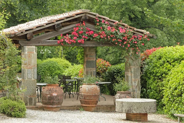 Elegante überdachte terrasse in der toskana, italien, europa — Stockfoto