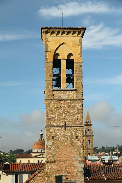 Τοπίο της Φλωρεντίας με το κωδωνοστάσιο της εκκλησίας της Αγίας Τριάδος στο — Φωτογραφία Αρχείου