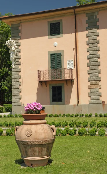 Terracotta vaas in pratolino tuin en een deel van medici villa cal — Stockfoto