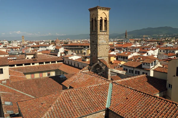 Paesaggio con campanile della chiesa della Santissima Trinità a Firenze, Tu — Foto Stock