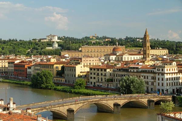 Vista aérea del río Arno con puente Ponte allá Carraia y Pi — Foto de Stock