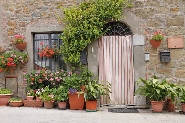 Deur met gordijn, Toscane, Italië, Europa — Stockfoto