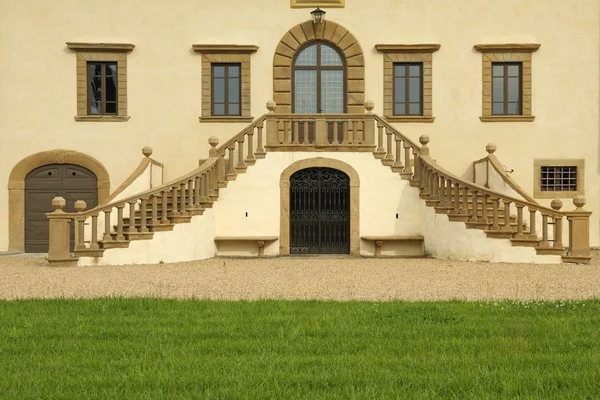 Entrance with double stairway to the splendid VILLA DI MONSOGLI — Stock Photo, Image