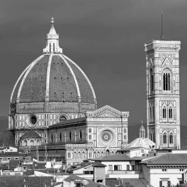 Underbar utsikt över Basilica di Santa Maria del Fiore (so. — Stockfoto