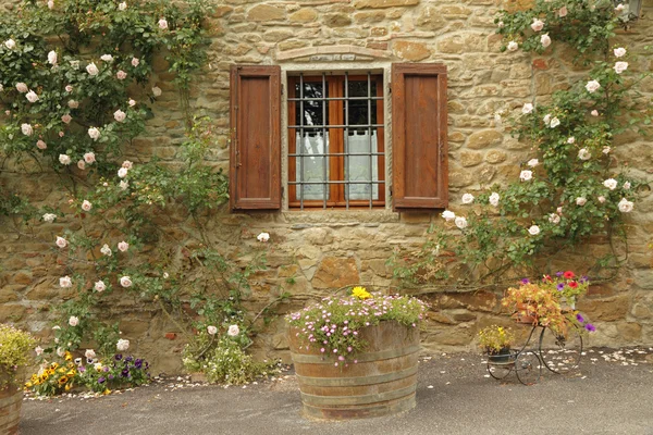 Ventana idílica con rosas, Borgo Volpaia, Toscana, Italia — Foto de Stock