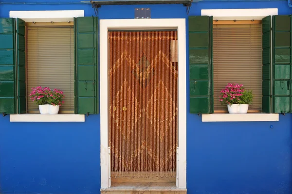 Entrada colorida para a casa típica na aldeia de Burano, borgo — Fotografia de Stock