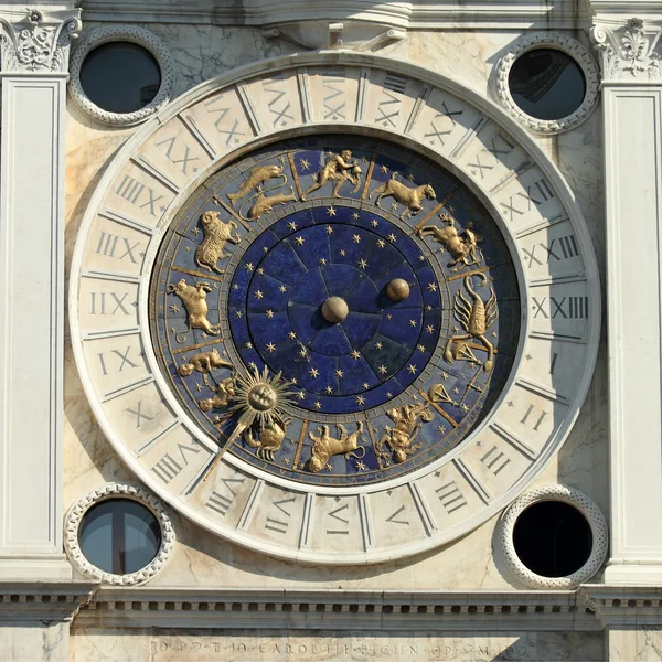 Lo storico quadrante dell'orologio sulla torre dell'Orologio di San Marco, Piazza San Mar — Foto Stock