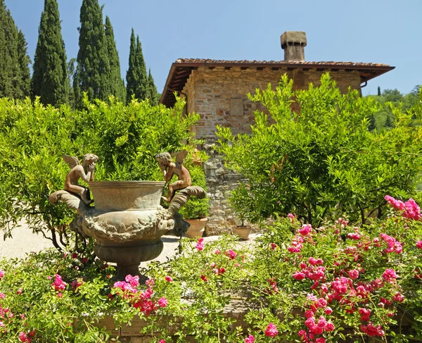 Brunnen mit zwei Engeln im historischen Garten der Villa Peyron in — Stockfoto