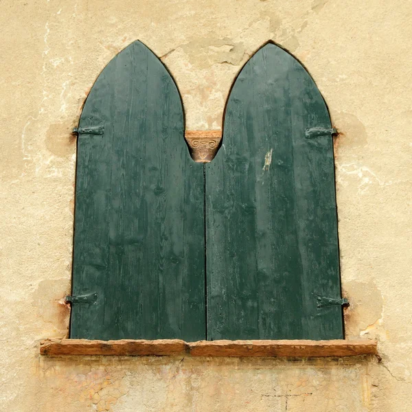 Venezianisches Fenster mit doppeltem Bogen, geschlossen mit speziell geformtem Holz — Stockfoto