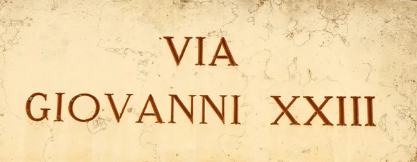 Cartello stradale in marmo: Via Giovanni XXIII (Giovanni XXXIII) Papa J — Foto Stock