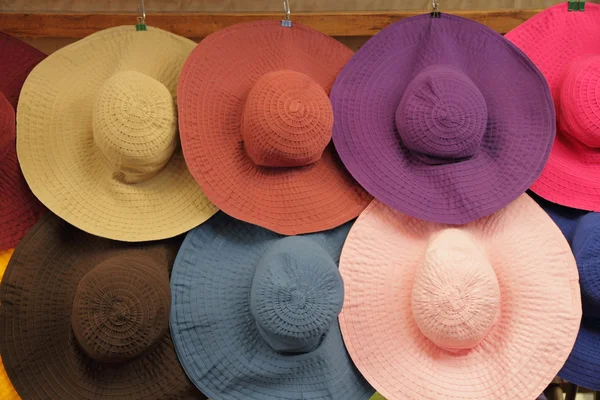 Coloridos sombreros de sol de mujer de verano en el mercado en Florencia, Italia, Eu — Foto de Stock