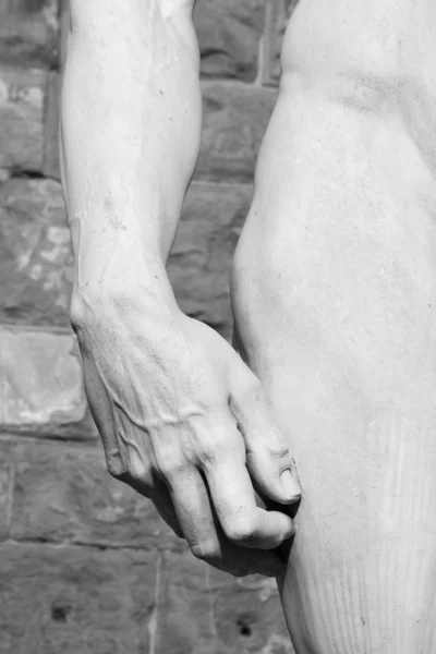 Hand och höft hos david skulpterade av michelangelo, Florens, tu — Stockfoto